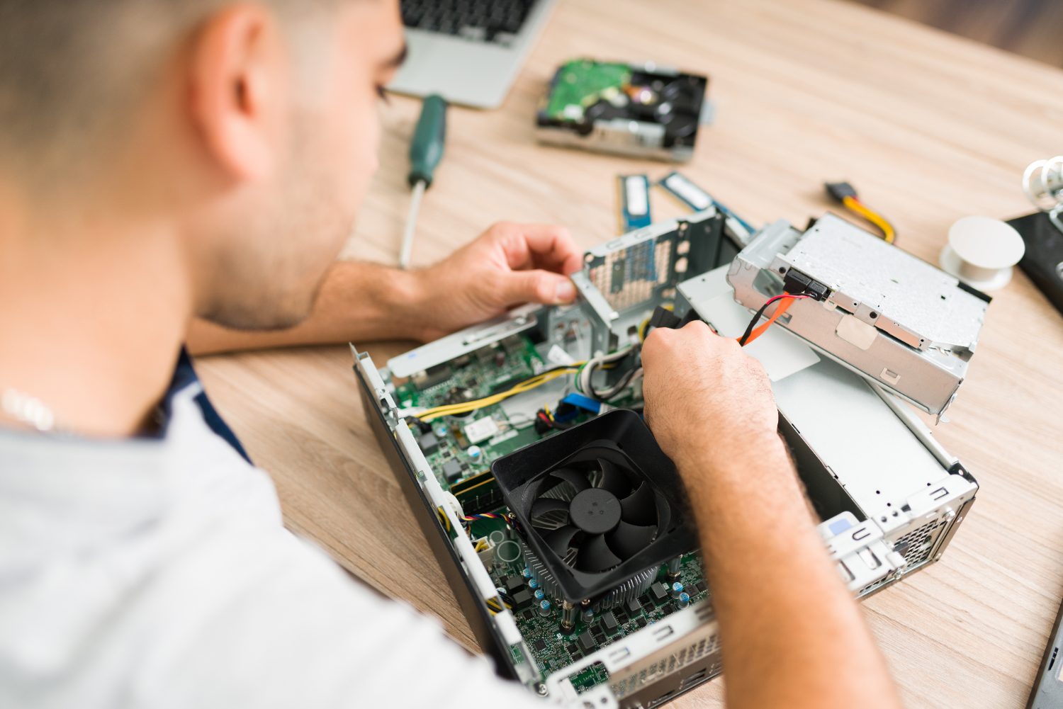 R�paration d'un ordinateur en atelier - Anoukis Multimedia